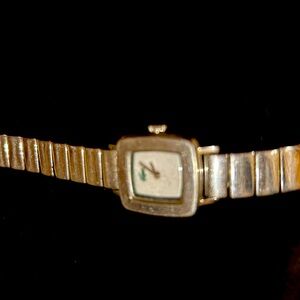 Lacoste women’s watch silver needs battery